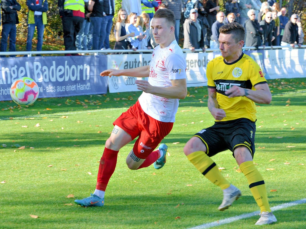 Lukas Ferchow (links) gewann mit Einheit Wernigerode am Sonnabend gegen den VFC Plauen mit 3:2. Es war bereits der dritte Sieg in Folge für die Harzer in der Oberliga Süd.