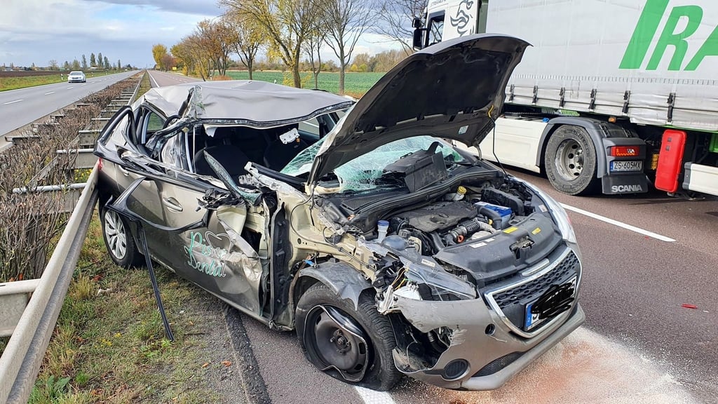Unfall auf der B100 bei Halle: Aus dem völlig zerstörten Wrack wurde der Fahrer des Wagens nahezu unverletzt gerettet.
