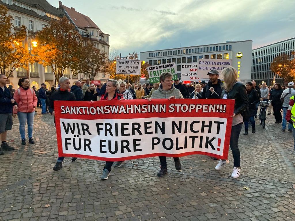 Start auf dem Hallmarkt: Mehr als 1.000 Menschen haben sich dem Demonstrationszug angeschlossen, in den vergangenen Wochen waren die Teilnehmerzahlen ähnlich hoch.