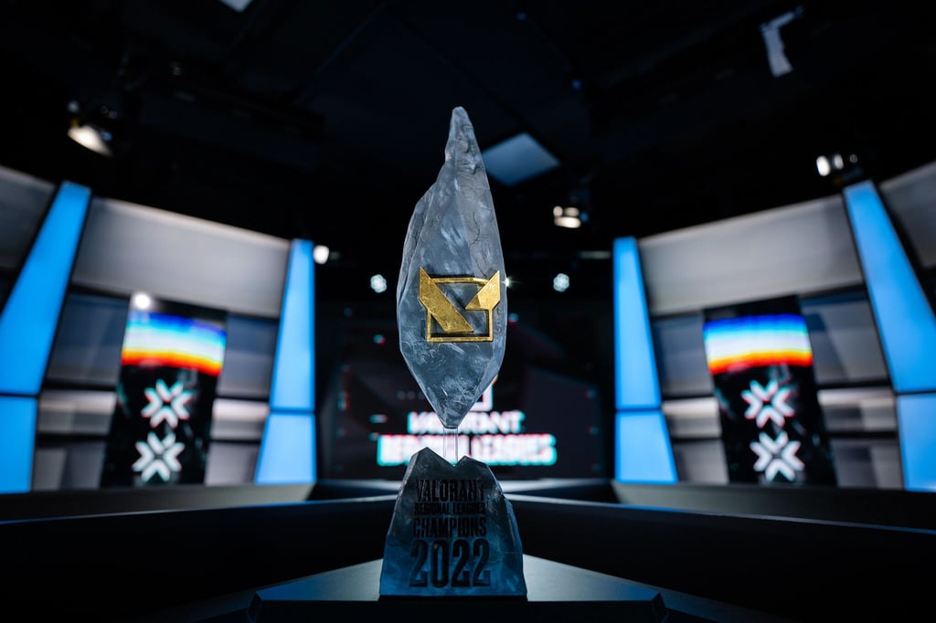 Der Siegerpokal der Valorant Regional Finals geht in die Türkei - im Finale besiegte FUT Esports die Profis von Team Vitality.