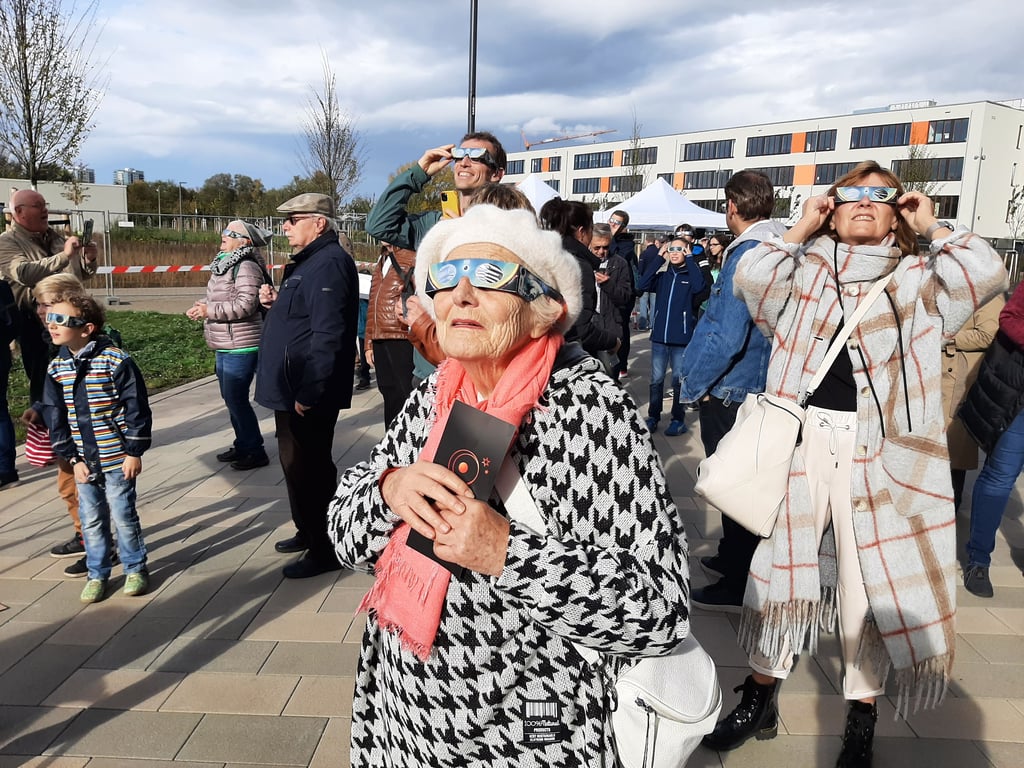 Die 88-jährige Christa Wurbs und viele andere Hallenser schauten am Dienstagmittag mit Schutzbrillen zum Himmel.
