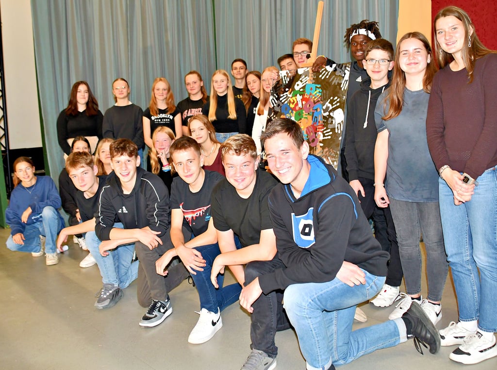 Die Neuntklässler haben ihr Statement zum Projekt „Schule ohne Rassismus und mit Courage“ auf eine Plexiglasscheibe gesetzt.