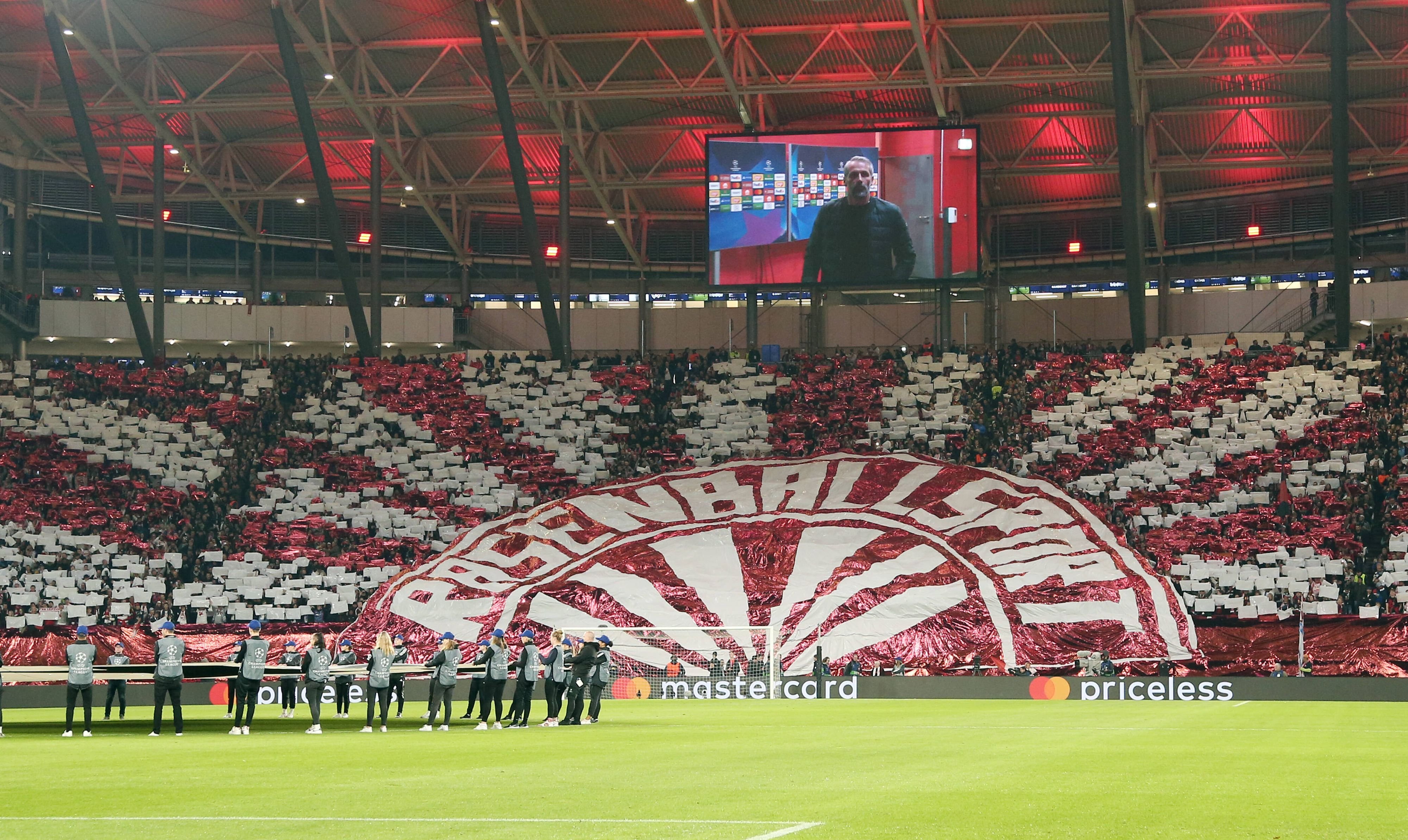 Choreo Bei RB Leipzig In Rot-Weiß – Fans Applaudieren Mateschitz