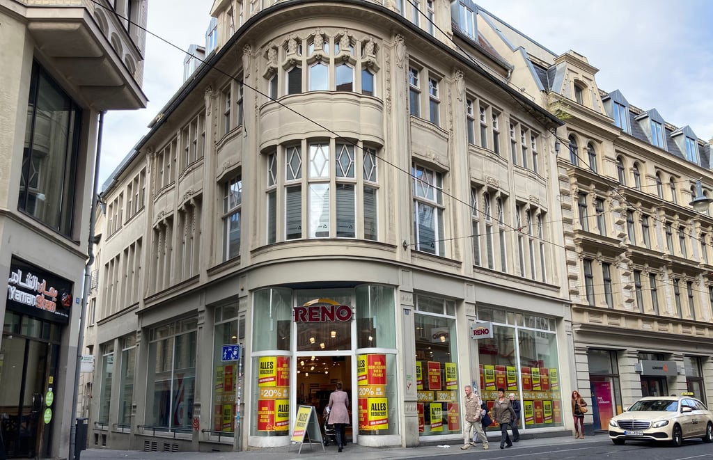 Die Plakate sind missverständlich: Nach dem jetzigen Ausverkauf soll es im Reno-Schuhgeschäft in der Großen Ulrichstraße weitergehen.