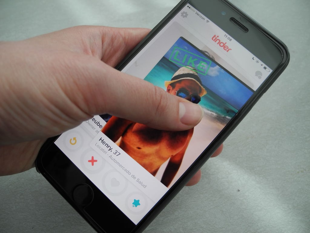 Tinder führte nach eigenen Angaben 2016 als erste Dating-App ein, dass man sich nicht nur als „Mann“ oder „Frau“ identifizieren kann.