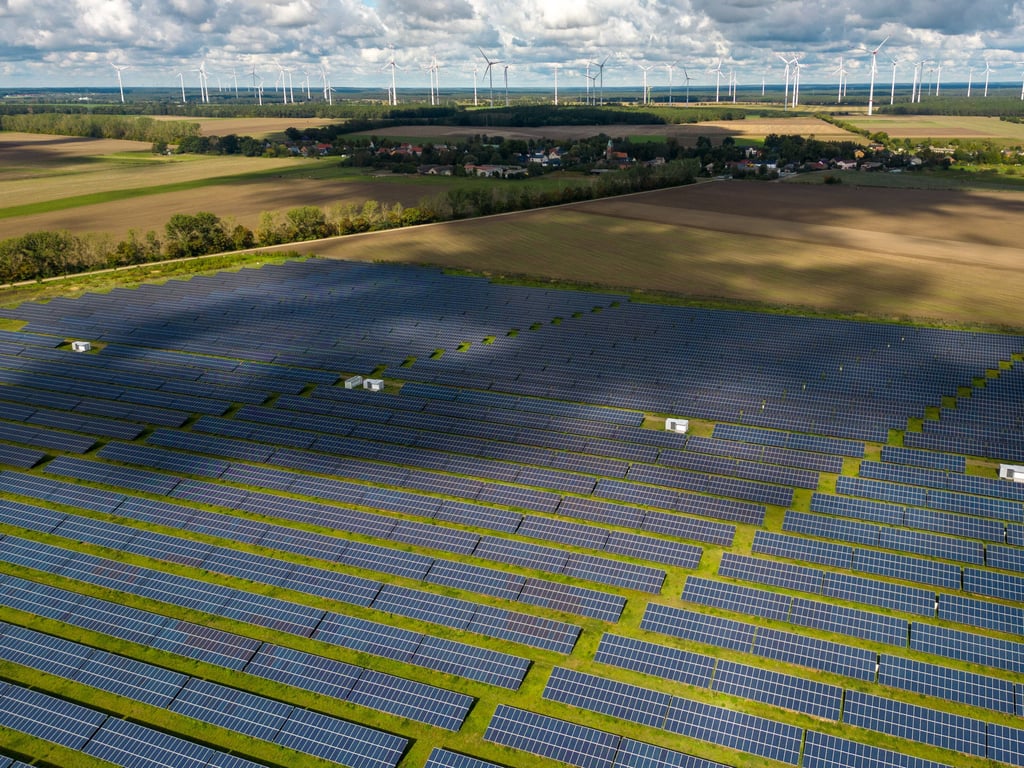 In dieser Luftaufnahme ist Deutschlands größter Solarpark zu sehen, der Solarpark Weesow-Willmersdorf, Ortsteile der Stadt Werneuchen. Er ist 165 Hektar groß.