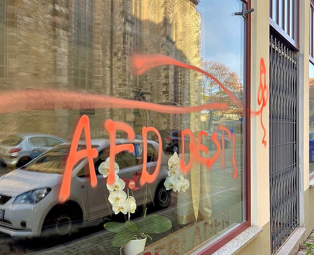 Die Schmiererei am SPD-Büro am Tränkeplatz in Schönebeck Bad Salzelmen scheint eine klare Handschrift zu tragen.