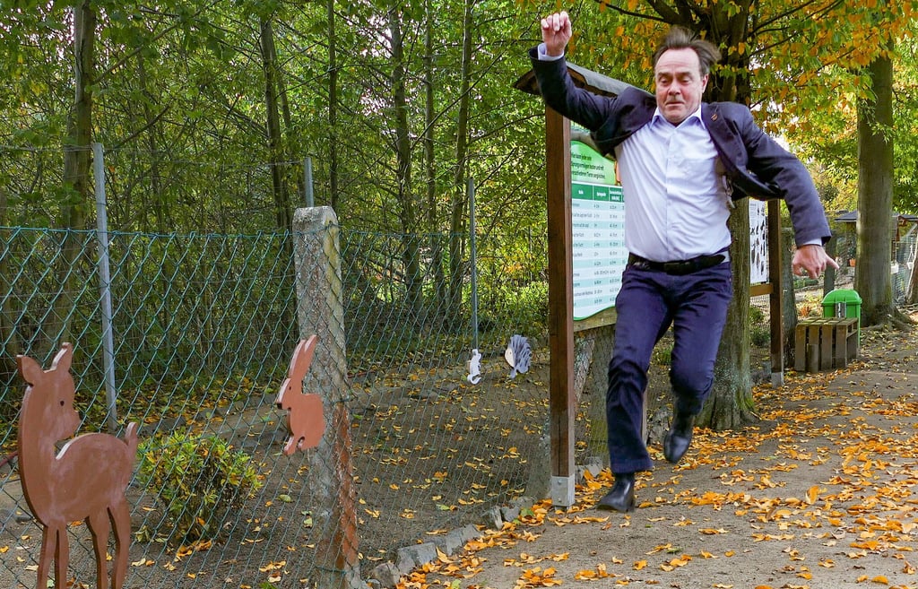 Jessens Bürgermeister Michael Jahn testet die Tierweitsprung-Station des neuen Naturlehrpfades am Schwanenteich.