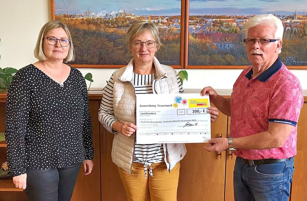 Michaela Dittrich (links) und Fred Eckelmann übergaben im Namen des FDP-Ortsverbandes eine 200-Euro-Spende für das Silvesterfeuerwerk über dem Bernburger Schloss an Oberbürgermeisterin Silvia Ristow.