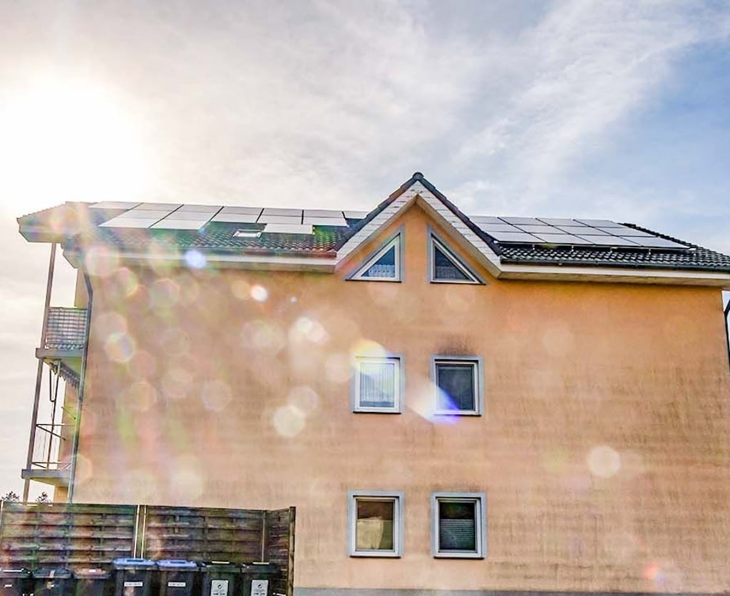 Gerade wenn die Sonne scheint, können die Mieter des Mehrfamilienhauses vom Bezug günstigen Stroms profitieren.
