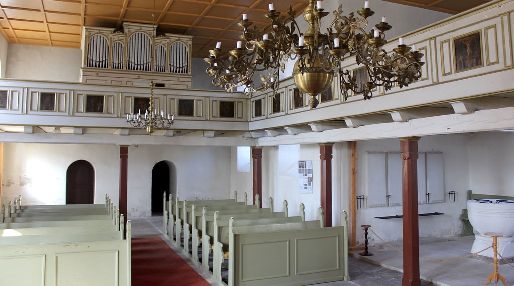 In der zweiten Etappe der Schwammsanierung in der Rohrberger Kirche sollen unter anderem die befallenen Balken und Bretter der Empore ausgetauscht werden. Die Bauarbeiten im Gotteshaus dauern voraussichtlich bis Sommer 2023.