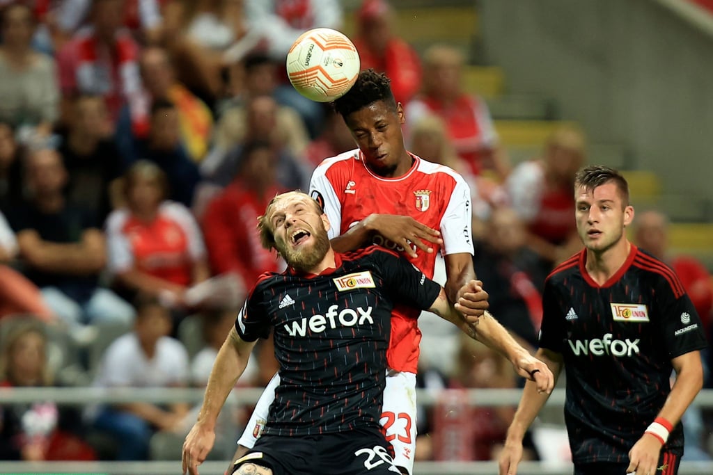 Tymoteusz Puchacz (l) von Union Berlin kämpft mit Simon Banza (M) von Braga um den Ball.