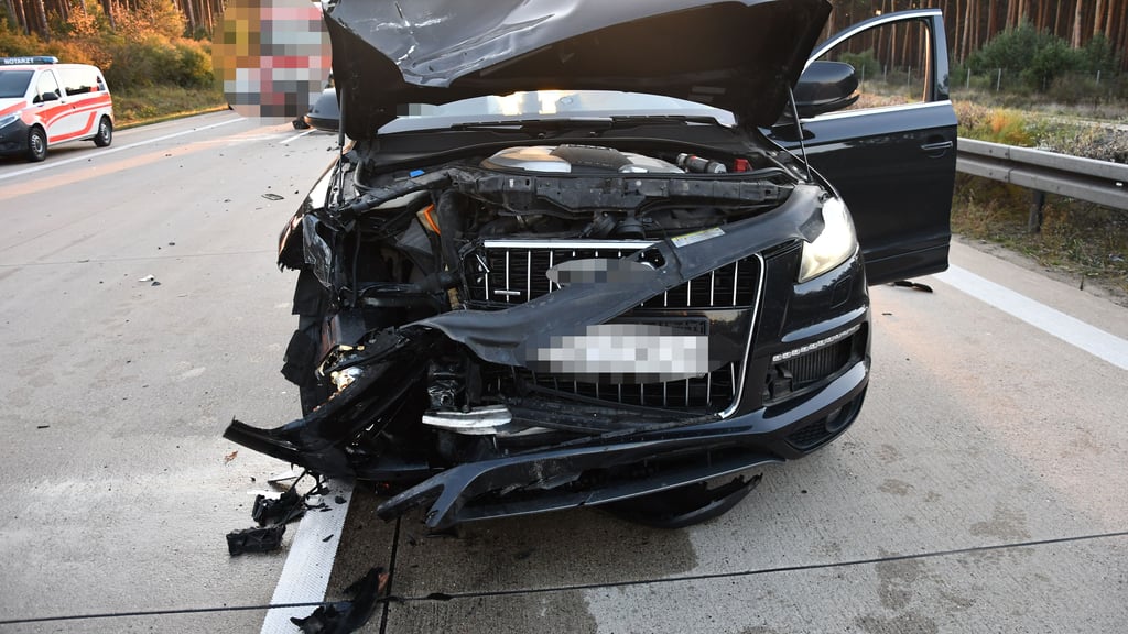 Bei einem Spurwechsel löste offenbar ein Autofahrer auf der Autobahn A9 Richtung Berlin bei Köselitz und Klein Marzehns im Landkreis Wittenberg eine Kettenreaktion aus. Nach einer Karambolage kam es zu einem großen Trümmerfeld und einer Vollsperrung der Fahrbahn über mehrere Stunden. Foto:
