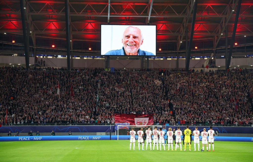 Vor dem Spiel wird in Leipzig eine Gedenkminute für den verstorbenen Dietrich Mateschitz gedacht.
