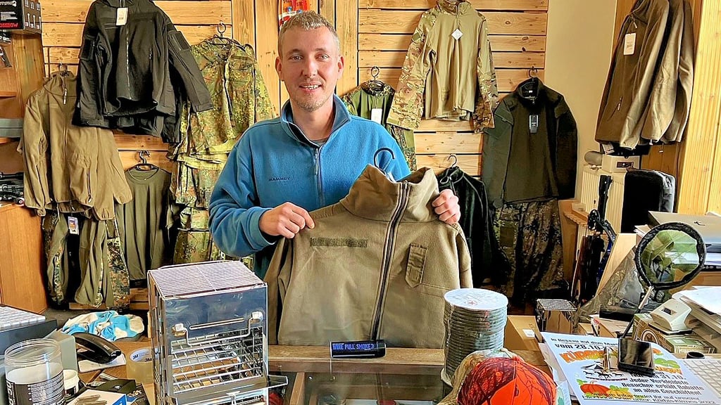 Felix Scheithauer in seinem Geschäft. Neben Sportwaffen verkauft er auch Artikel für Jäger und Outdoor-Enthusiasten.