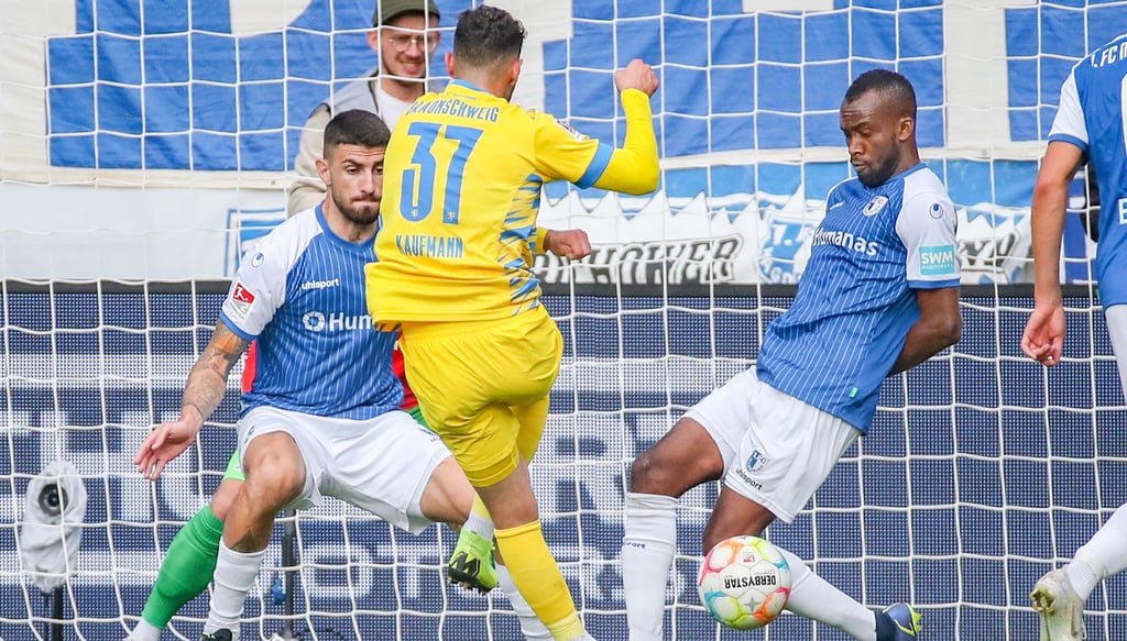 So könnte es künftig in der Defensive des 1. FC Magdeburg aussehen: Cristiano Piccini (l.) und Silas Gnaka, der hier den Schuss von Eintracht Braunschweigs Fabio Kaufmann blockt, bilden vielleicht die dauerhafte Innenverteidigung des Aufsteigers.