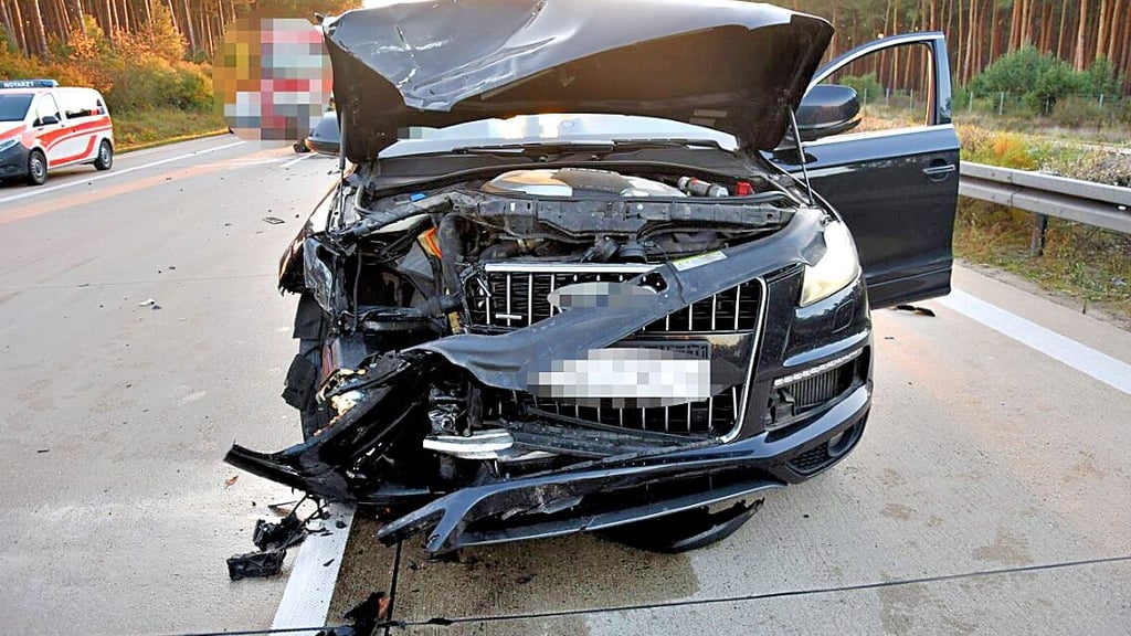 Der stark beschädigte Unfall von der A9 bei Köselitz.