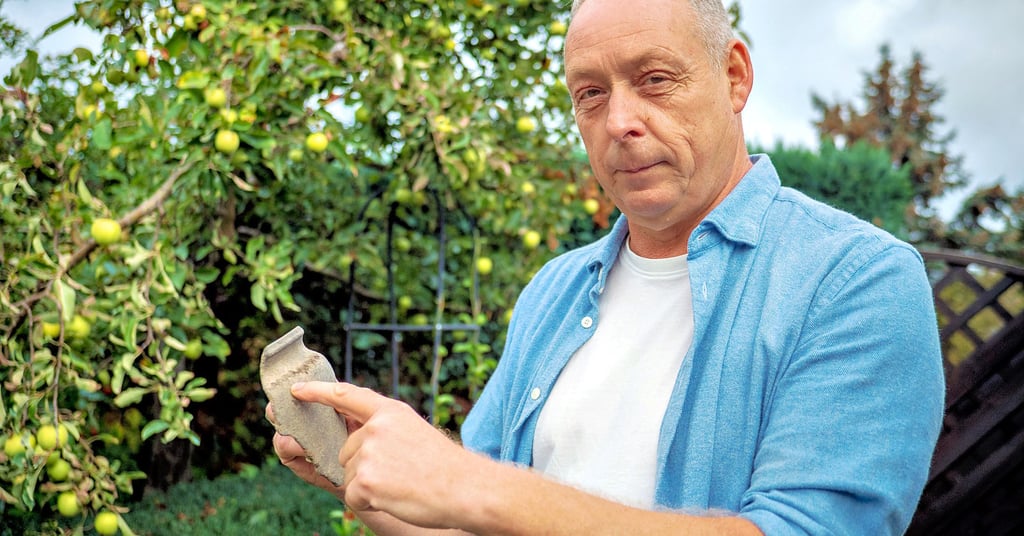 Frank Besener untersucht und bewertet Jahrhunderte alte Scherben, die in Gommern gefunden wurden und in den Räumen des Heimatvereins ausgestellt sind. Diese Scherbe datiert auf 950 und ist slawisch. Interessant daran ist das Wellenband am oberen Rand.