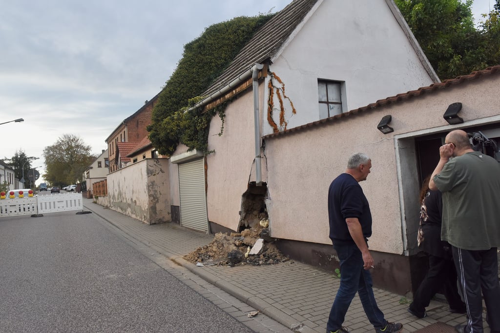 Das Nebengebäude mit Garage in der Klostermansfelder-Straße in Siersleben.
