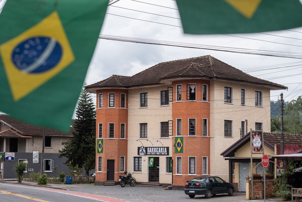 Die brasilianische Flagge, einst Symbol für die Freundschaft zwischen Deutschland und Brasilien, steht in Pomerode für die Unterstüztung der aktuellen Regierung von Präsident Bolsonaro.