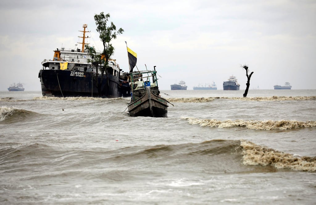 Schiffe liegen vor Anker bei rauer See in Chattogram. Durch den Tropensturm „Sitrang“ sind in Bangladesch mehrere Menschen ums Leben gekommen.