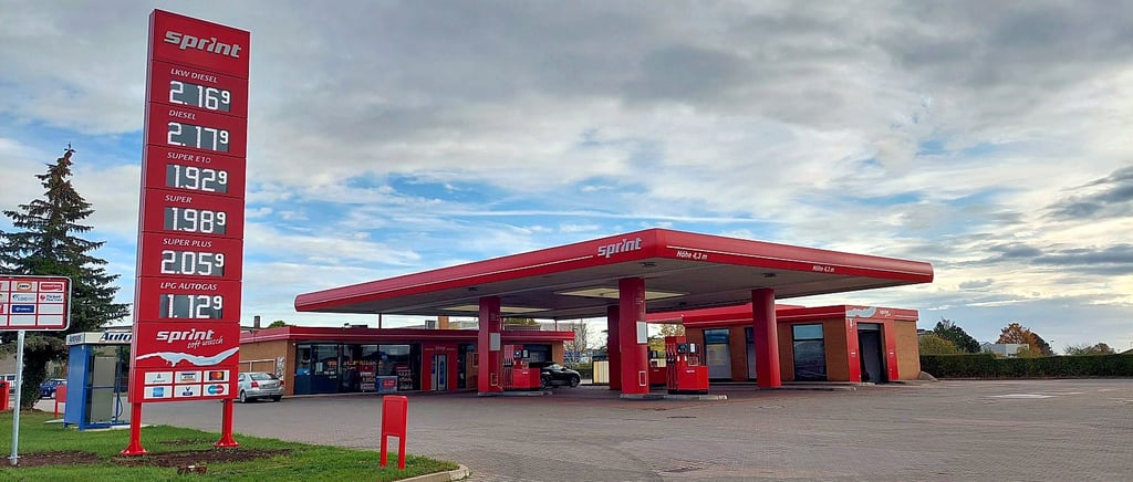 Die Tankstelle in der Förderstedter Straße heißt jetzt „Sprint“ und ist in roten Farben gehalten. Vorher hieß sie „Go“ und war blau.