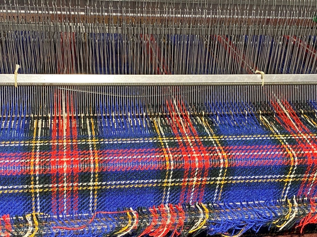 Arbeit in der Fabrik Uist Wool. Für die Äußeren Hebriden ist Harris-Tweed mehr als ein Stoff.