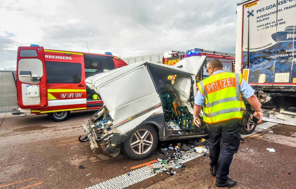 Der erste tödliche Unfall: Am Stauende rast gegen 13 Uhr ein Lieferwagen auf einen Laster. Beide Insassen des Vans sterben im Wagen.