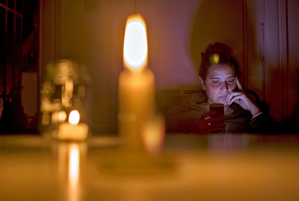 Genug Licht für einen Blackout im Haus? Kerzen und Taschenlampen gehören zur Notausrüstung eines jeden Haushalts. Damit allein ist es aber nicht getan.