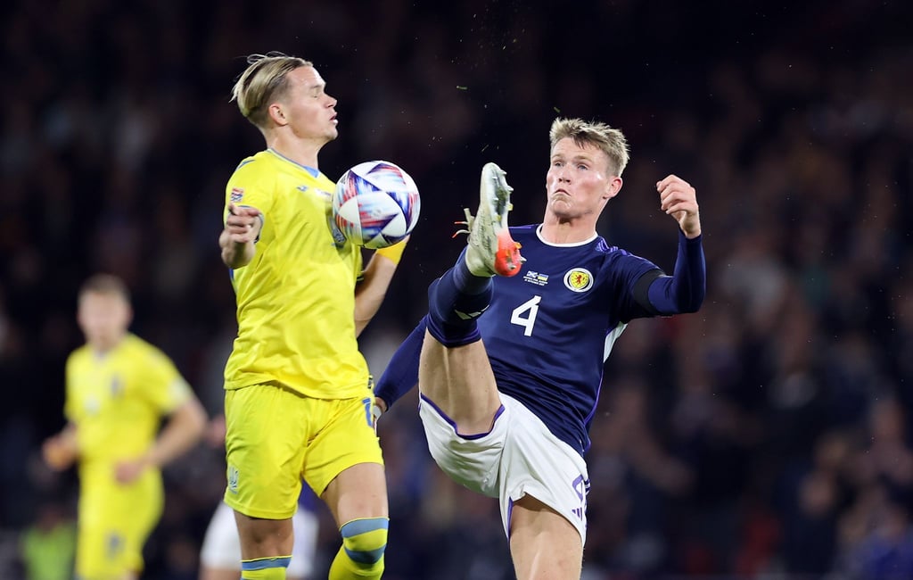 Schottlands Scott McTominay (r) und der Ukrainer Mykhailo Mudryk kämpfen um den Ball.
