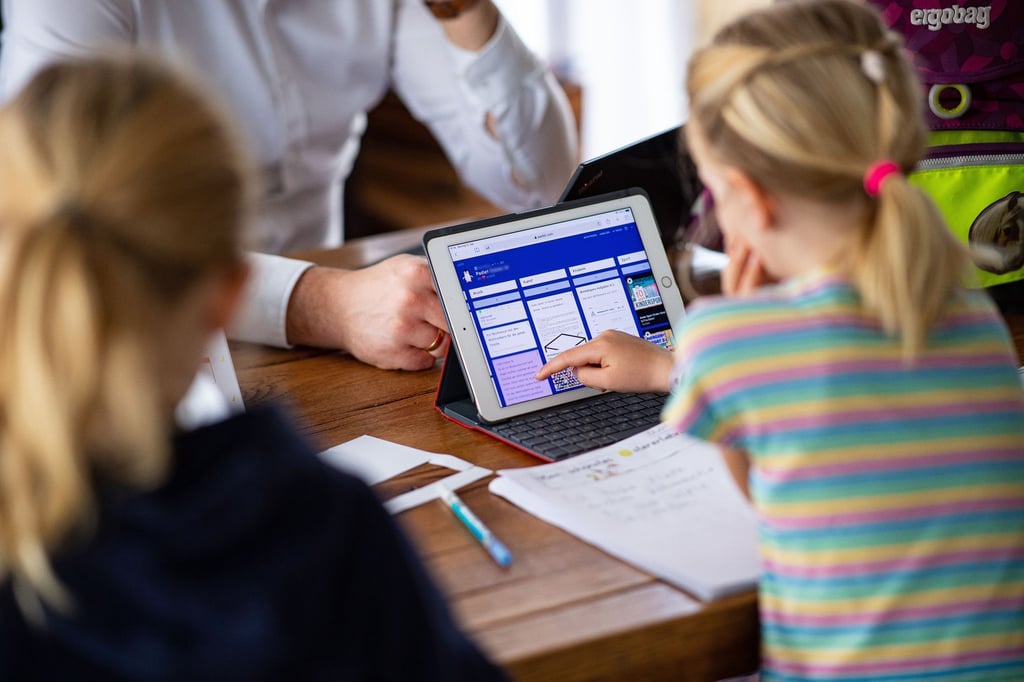 Nicht nur für Schule und Hausaufgaben: Tablets werden gerne von der ganzen Familie genutzt.