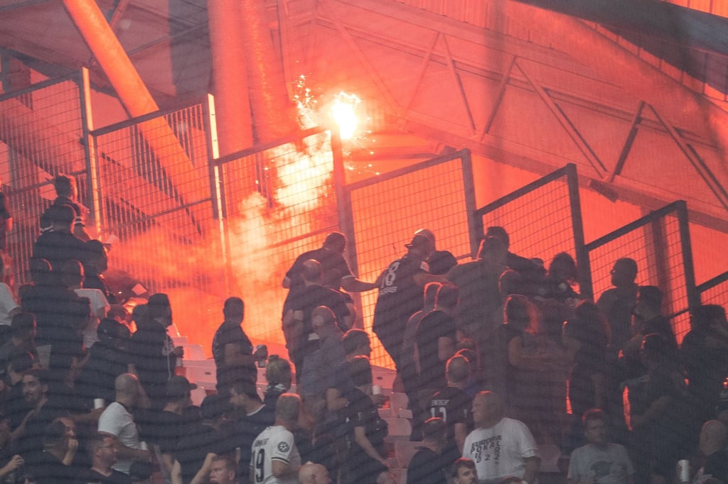 Ein Feuerwerkskörper wird in Marseille von Ultras aus ihrem Block geworfen.