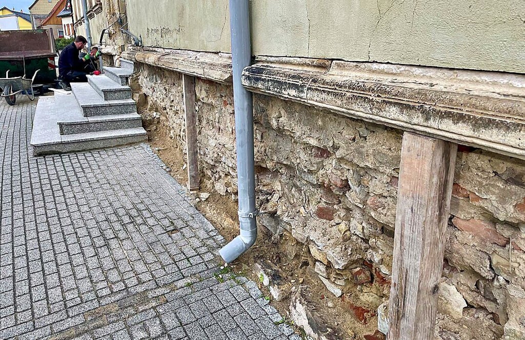 Ein altes Haus kann oftmals große Probleme machen: Derzeit muss der Sandstein-Sockel erneuert werden.