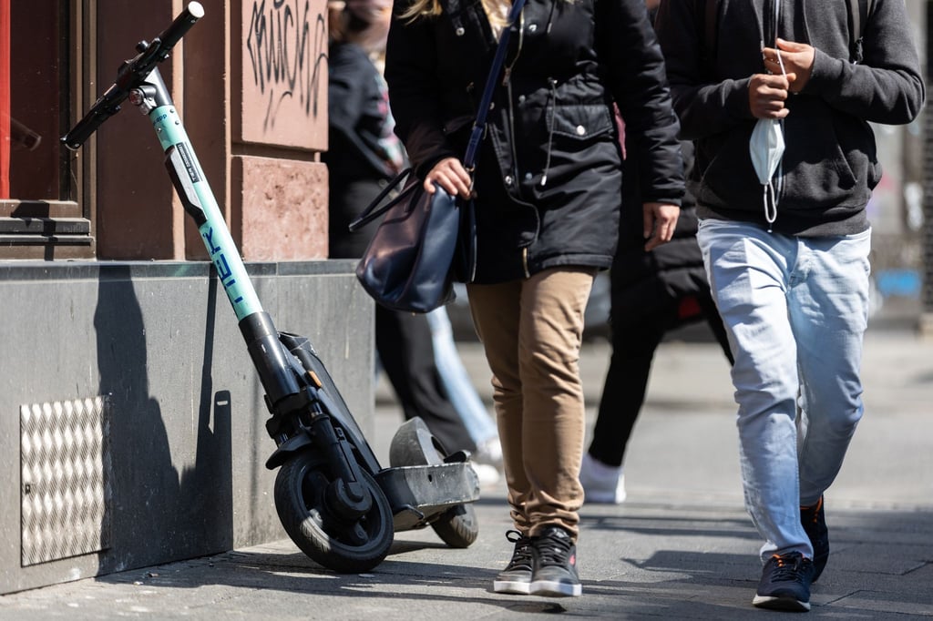 Achtlos abgstellte E-Scooter können für Blinde zur gefährlichen Stolperfalle werden.