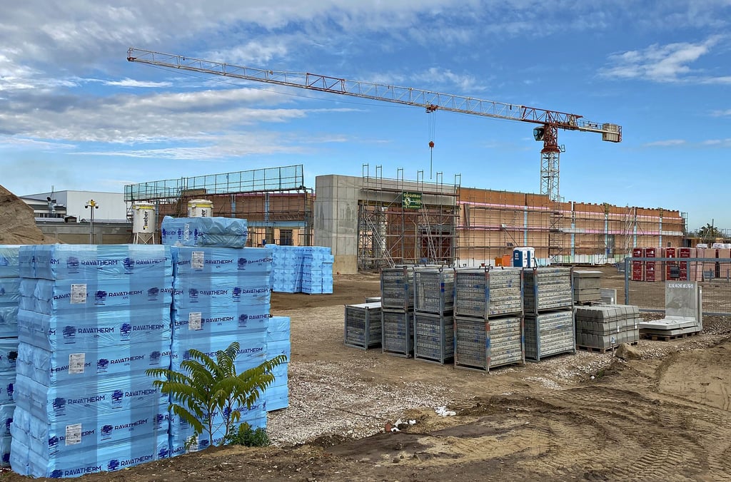 Der neue Edeka-Markt an der Gröbziger Straße in Bernburg nimmt Gestalt an.