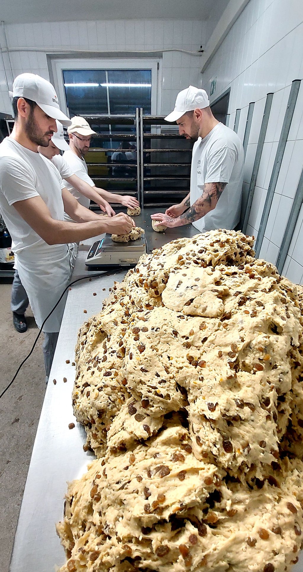 In der vergangenen Woche wurde der beliebte Halberstädter Domstollen von Mitarbeitern der Halberstädter Bäcker & Konditoren GmbH gebacken.