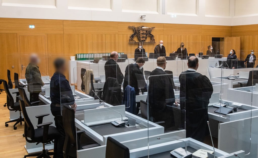 Die beiden Angeklagten (l) stehen bei Prozessbeginn in einem Gerichtssaal des Oberlandesgerichts Stuttgart.