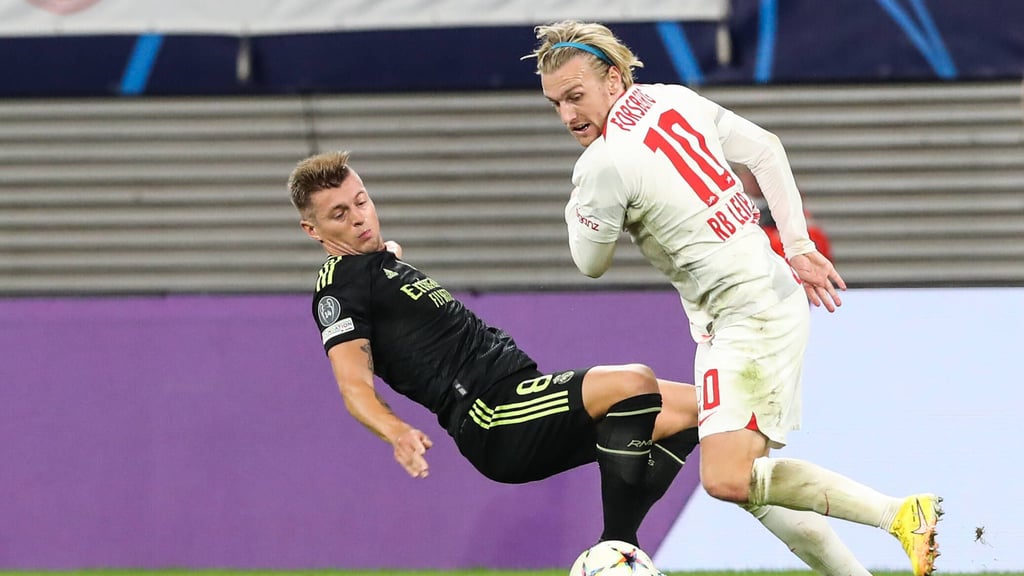 Leipzigs Emil Forsberg bringt Rel Madrids deutschen Weltmeister Toni Kroos zu Fall