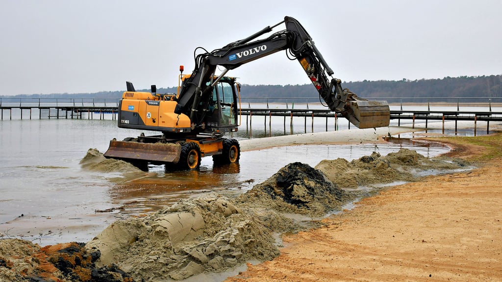 Kleinere Arbeiten im Strandbad, um den Menschen einen bequemeren Zugang ins Wasser zu gewähren und das Bilden von Brackwasser zu vermeiden, gibt es immer wieder.