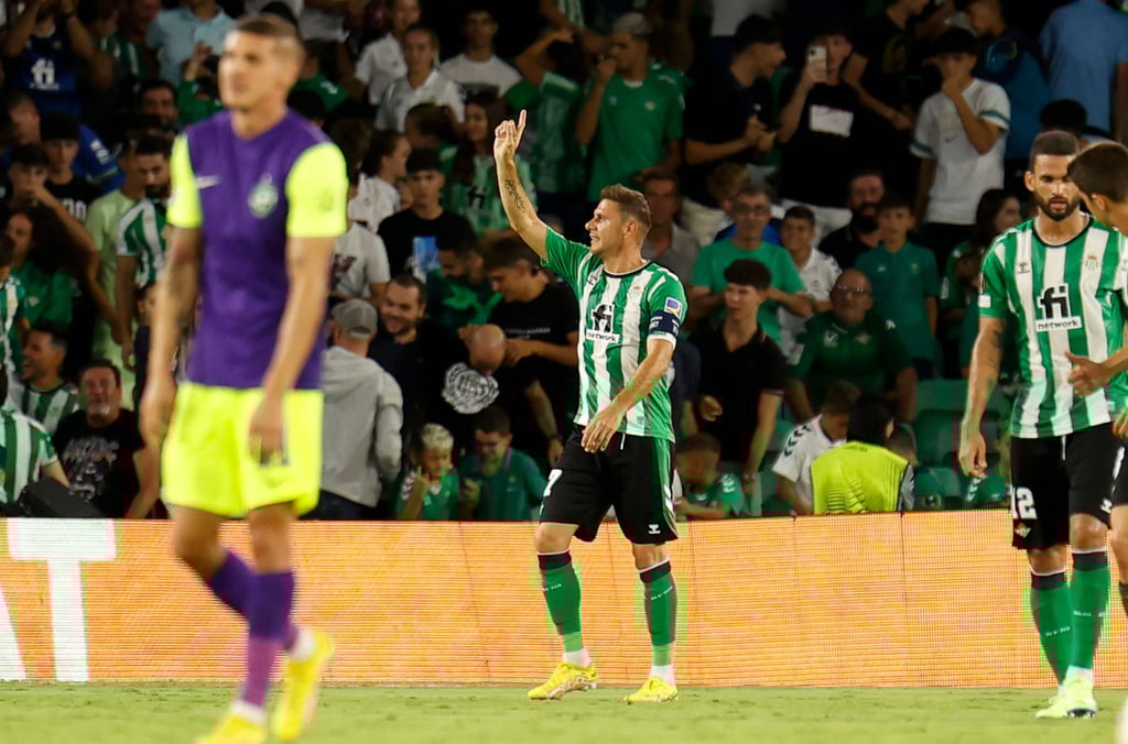 Betis Joaquin Sanchez (M) jubelt nach seinem Treffer zum 2:0 gegen Ludogorez Rasgrad.