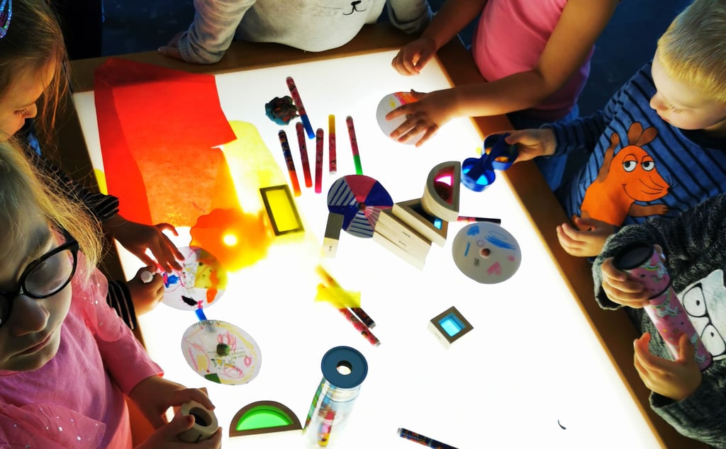 Erneut konnte die Kindertagesstätte Hermsdorf zum „Haus der kleinen Forscher“ zertifiziert werden. Experimente und Versuche mit Formen und Farben brachten die Kinder am Leuchttisch zum Staunen.