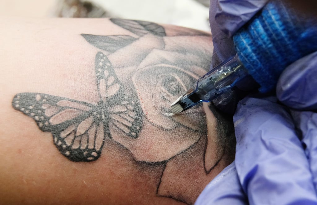 Jeder fünfte Erwachsene in Deutschland hat ein Tattoo und noch viel mehr Menschen finden Tätowierungen schön.