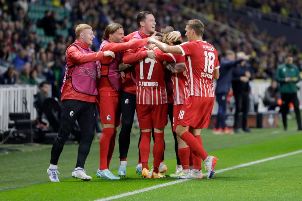 Der SC Freiburg machte durch einen Kantersieg in Nantes das Weiterkommen klar.