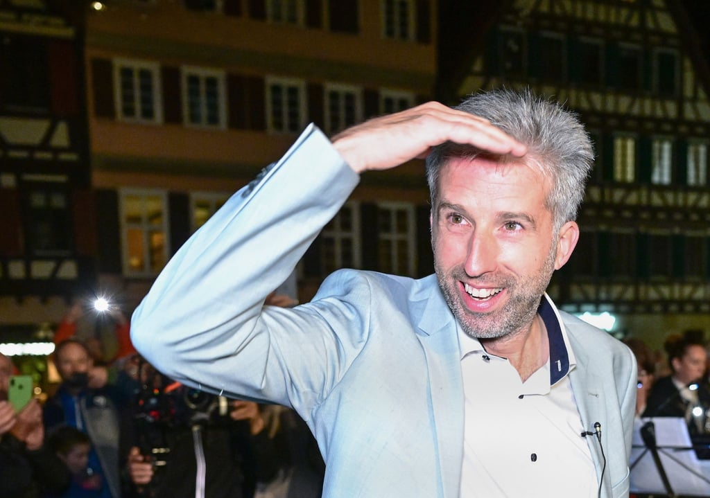 Boris Palmer, der alte und neue Oberbürgermeister von Tübingen, kommt nach seiner Wiederwahl auf den Marktplatz und empfängt Glückwünsche.