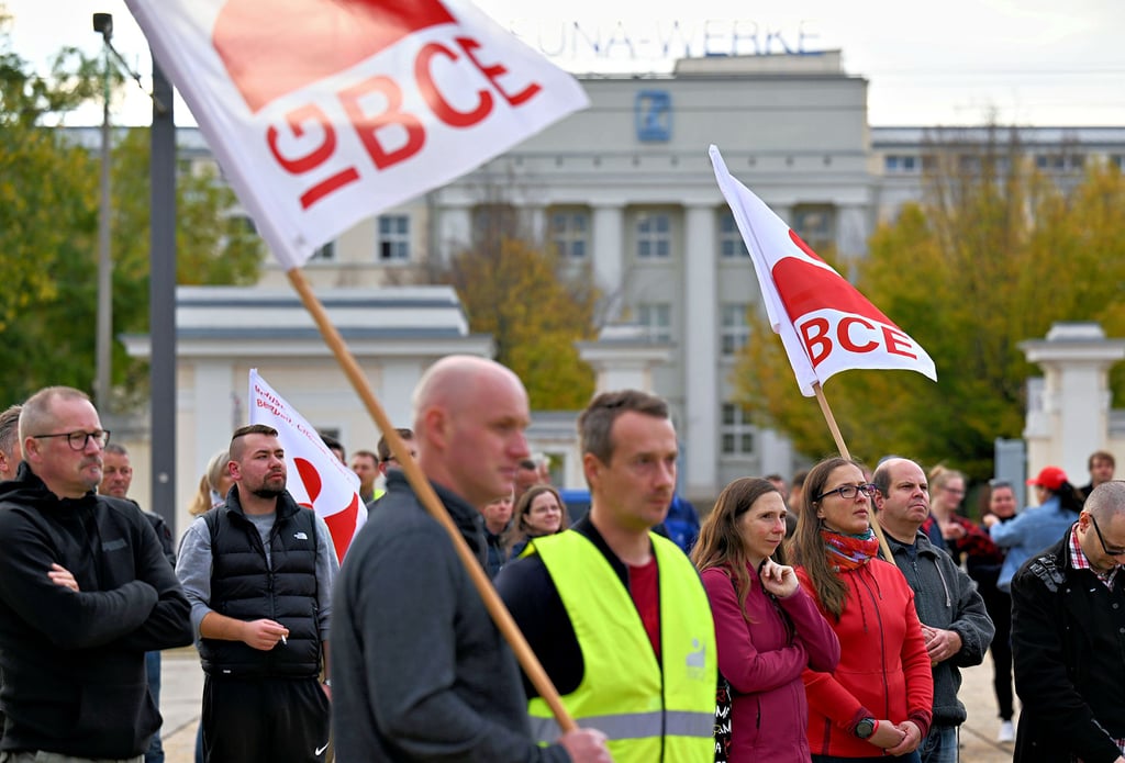 Sorge um Jobs: Rund 220 Menschen sind am Mittwochnachmittag zur Kundgebung der IG BCE auf den Haupttorplatz in Leuna gekommen.