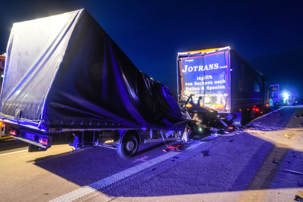 Ein weiterer tödlicher Unfall hat sich gegen 17.30 Uhr auf der A9 bei Bad Dürrenberg ereignet.