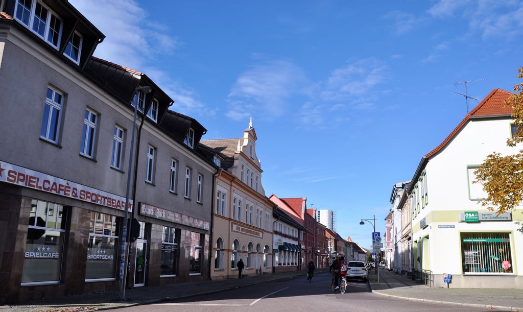 So sieht die Mühlenstraße heute aus. Im Hintergrund mit (eingerüstetem) Wasserturm und katholischer Kirche.