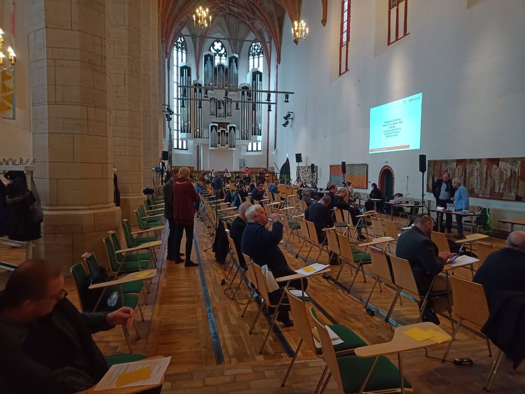 Die Stadtratssitzung in der Ulrichskirche hat um 14 Uhr begonnen. Noch sind nur wenige Räte anwesend.