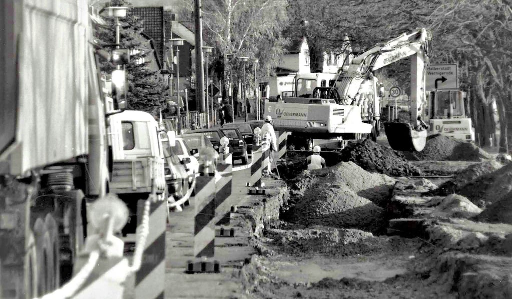 Die Nordharzautobahn gab es noch nicht. Tausende Autos selbst aus Aschersleben und Quedlinbug quälten sich deshalb Tag für Tag im Berufsverkehr durch die Goslarer Straße in Osterwieck. In der ersten November-Woche 1997 begann deren Ausbau.