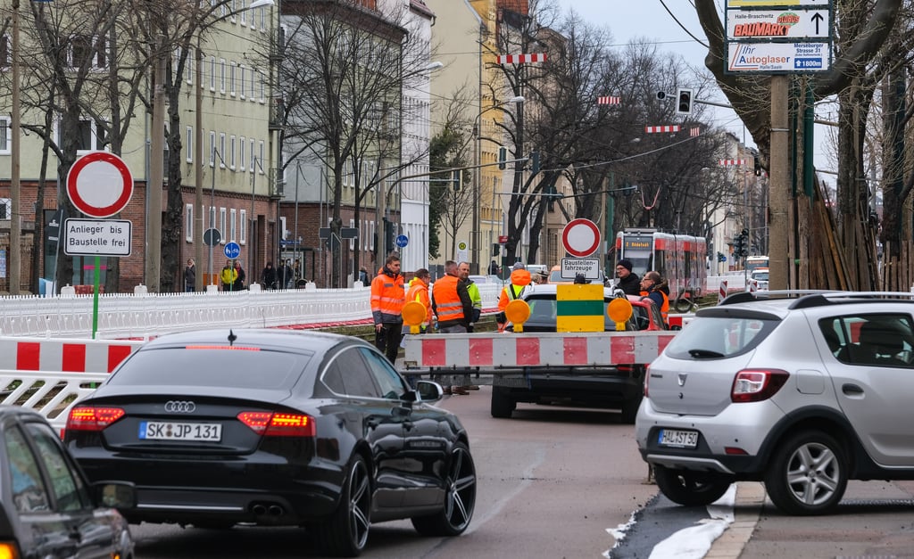 In der Merseburger Straße in Halle wird die Baustelle erweitert - und mit ihr die Straßensperrung im Süden der Stadt.
